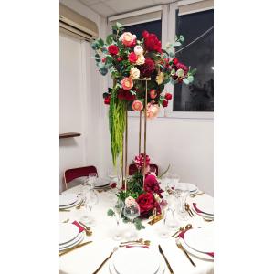 Composition fleurs artificielles et structure dorée